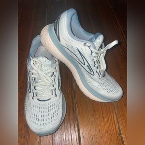 brooks running shoes in seafoam green color🦋